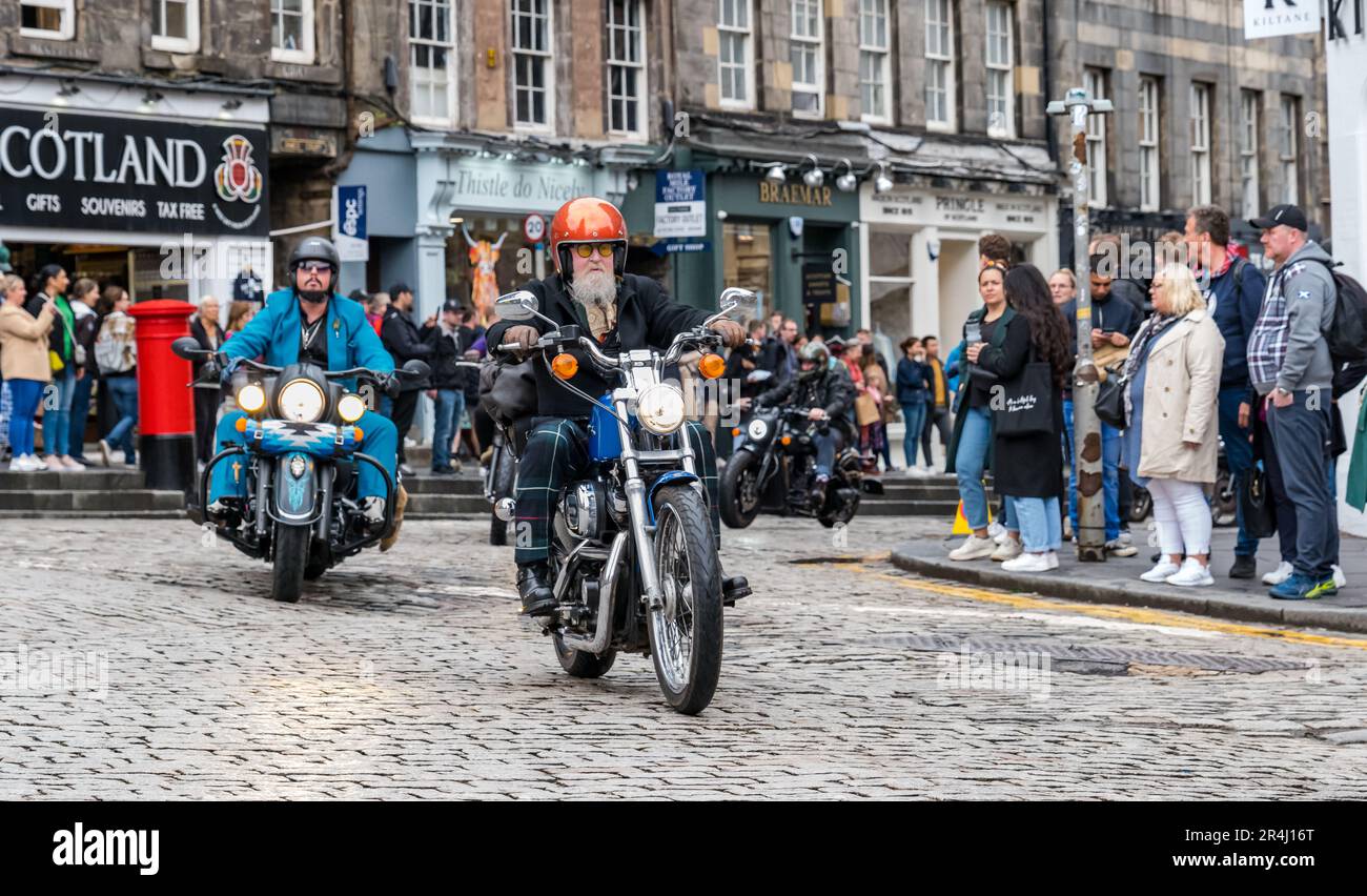 Uomini che guidano una moto classica in Distinguished Gentlemen's Ride, Royal Mile, Edimburgo, Scozia, Regno Unito Foto Stock