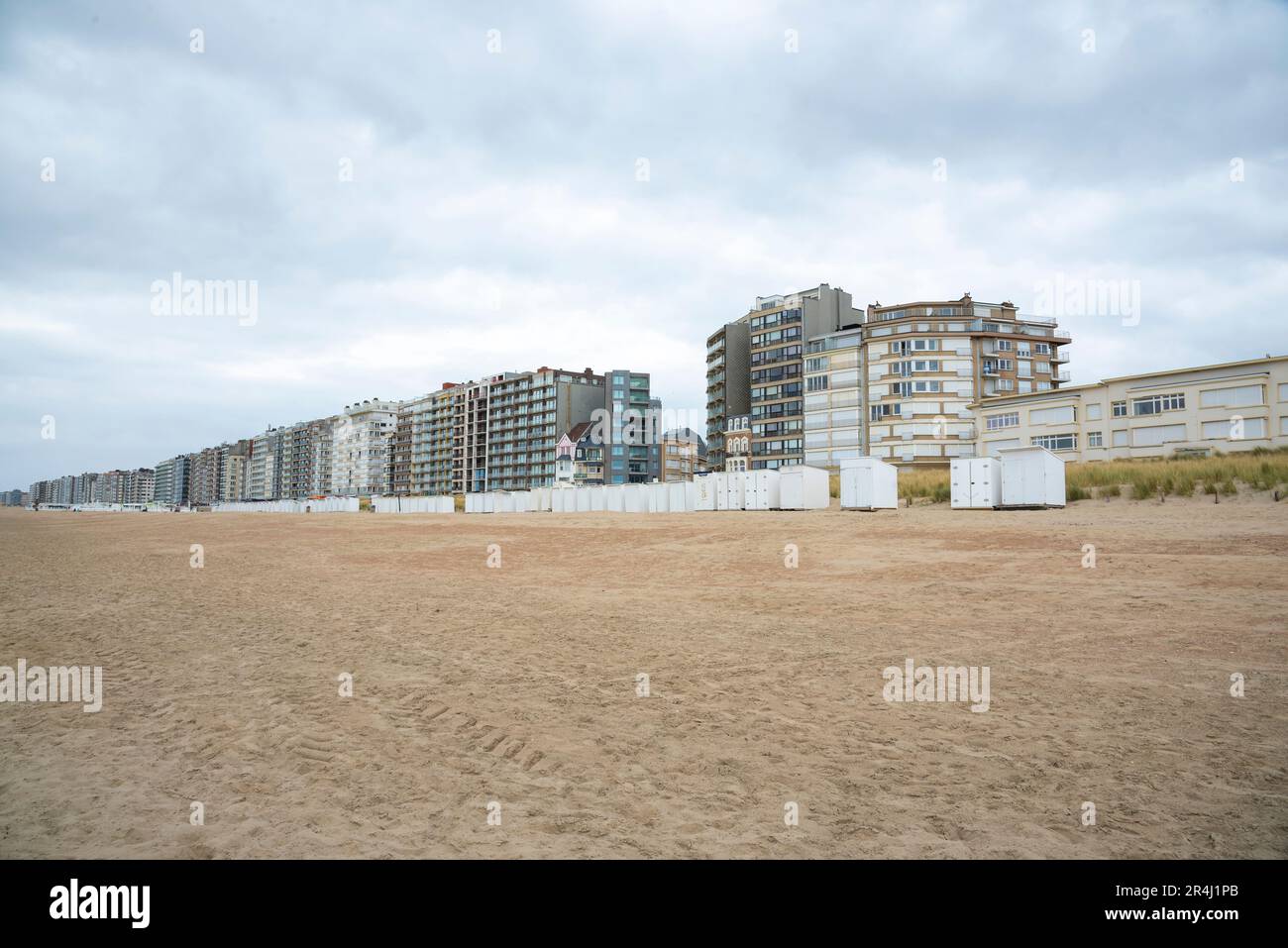 Edifici di appartamenti sulla costa del Mare del Nord a Westerkerke, Belgio Foto Stock