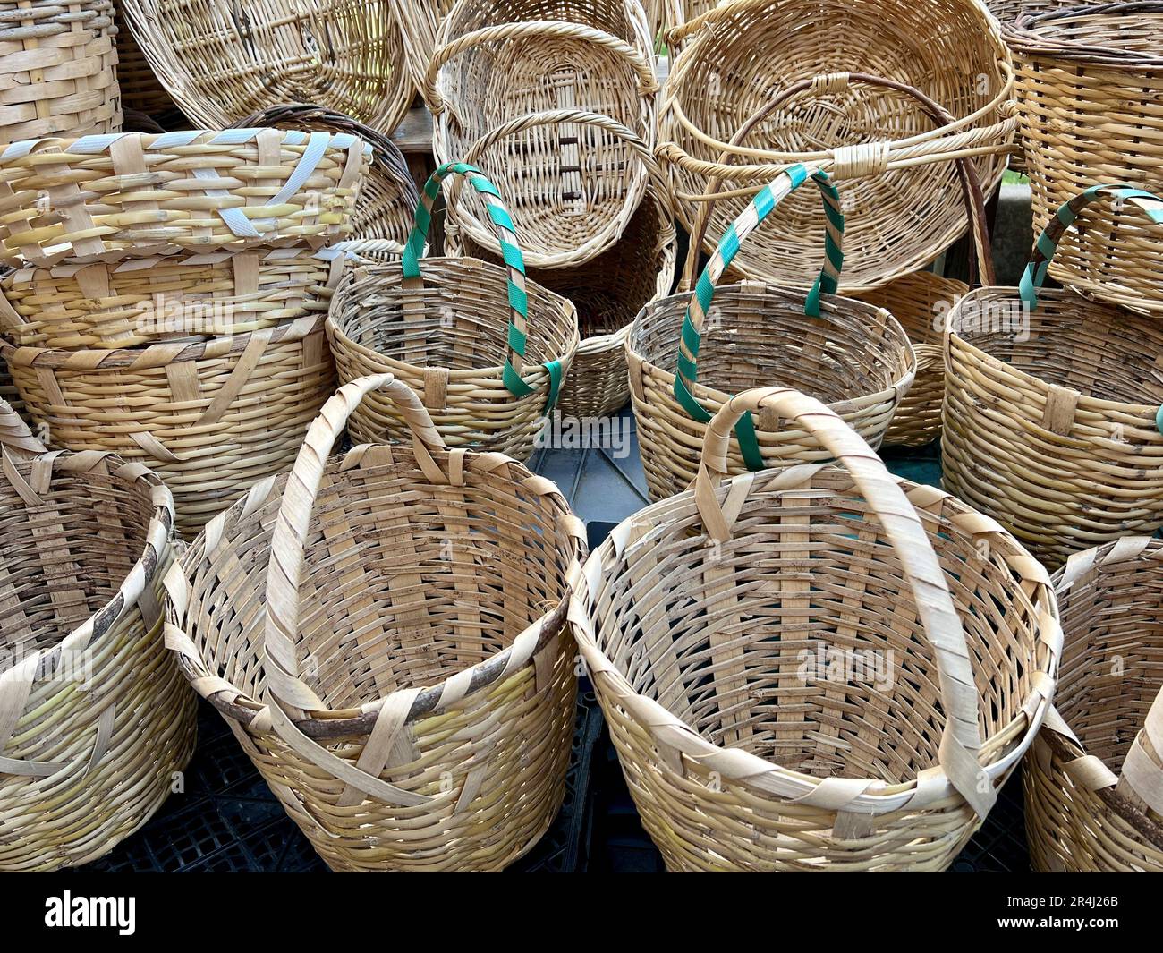 Cestini, canestri in paglia naturale fatti a mano in mercato bazar