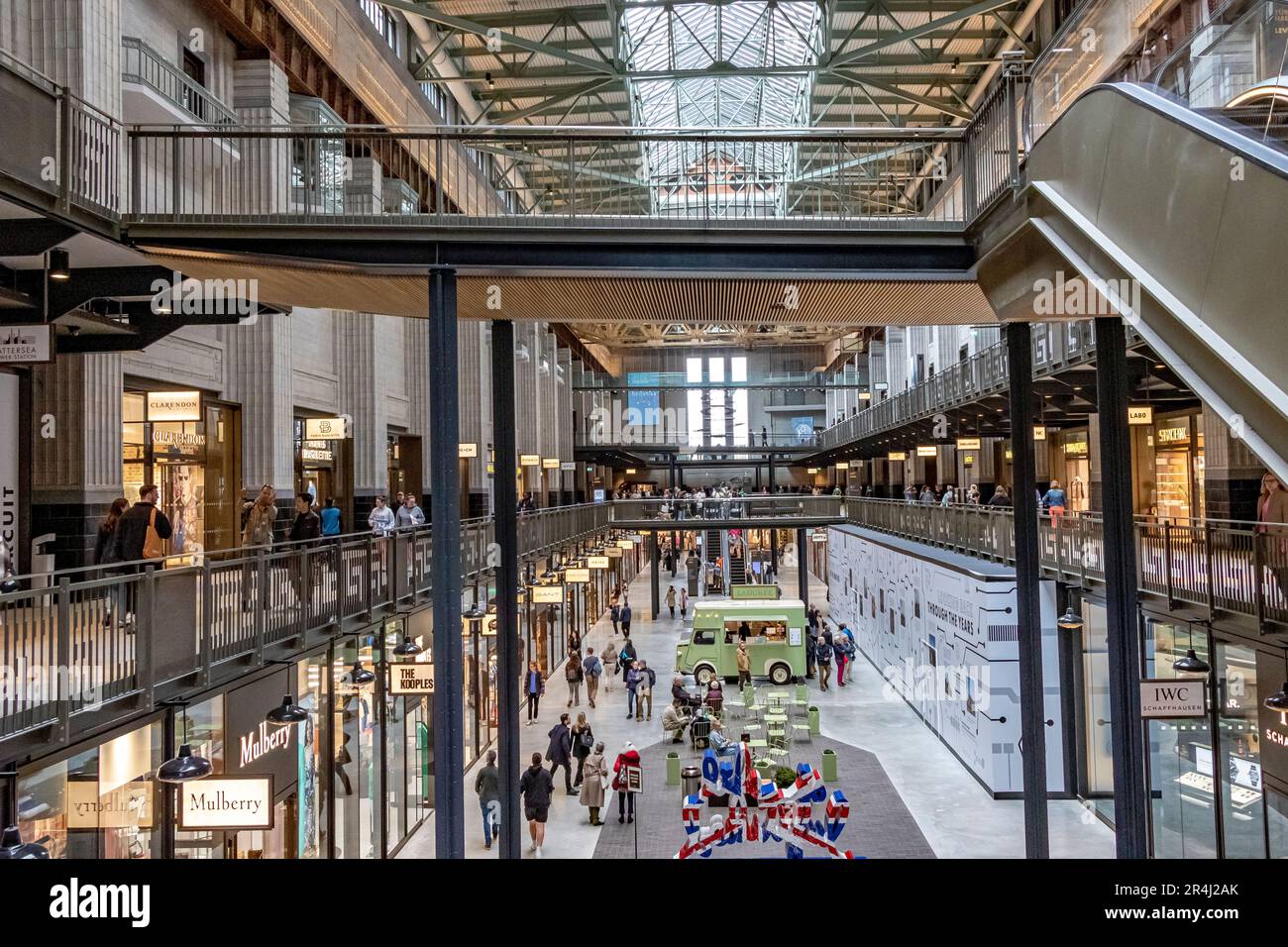 La sala turbine A della centrale elettrica di Battersea è stata restaurata al suo splendore Art Deco ed è ora una delle principali destinazioni per lo shopping e il tempo libero, Londra SW11 Foto Stock