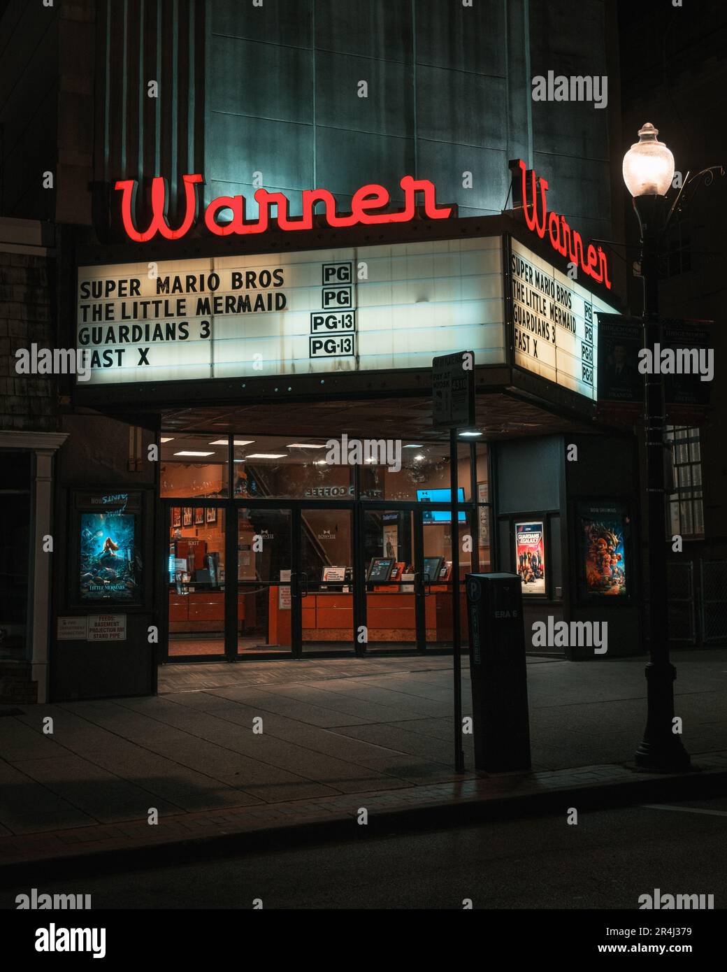 Insegne notturne del cinema Warner Tie Cinemas, Ridgewood, New Jersey Foto Stock