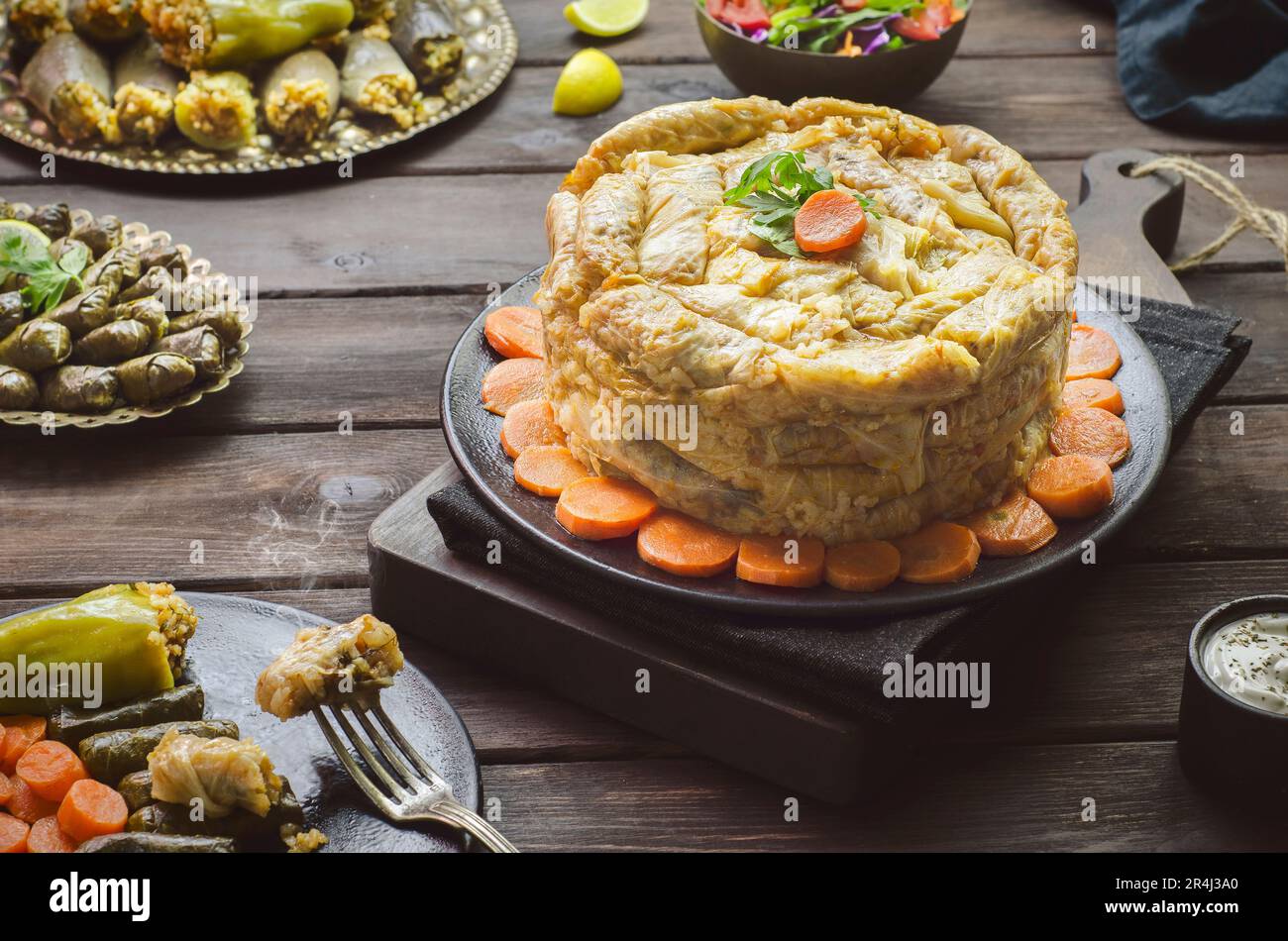 Cucina araba; piatti tradizionali 'Mahshy' o 'Dolma' mediorientali. Involtini di cavolo ripieni, foglie di vite, zucchine, melanzane e peperoni. Foto Stock