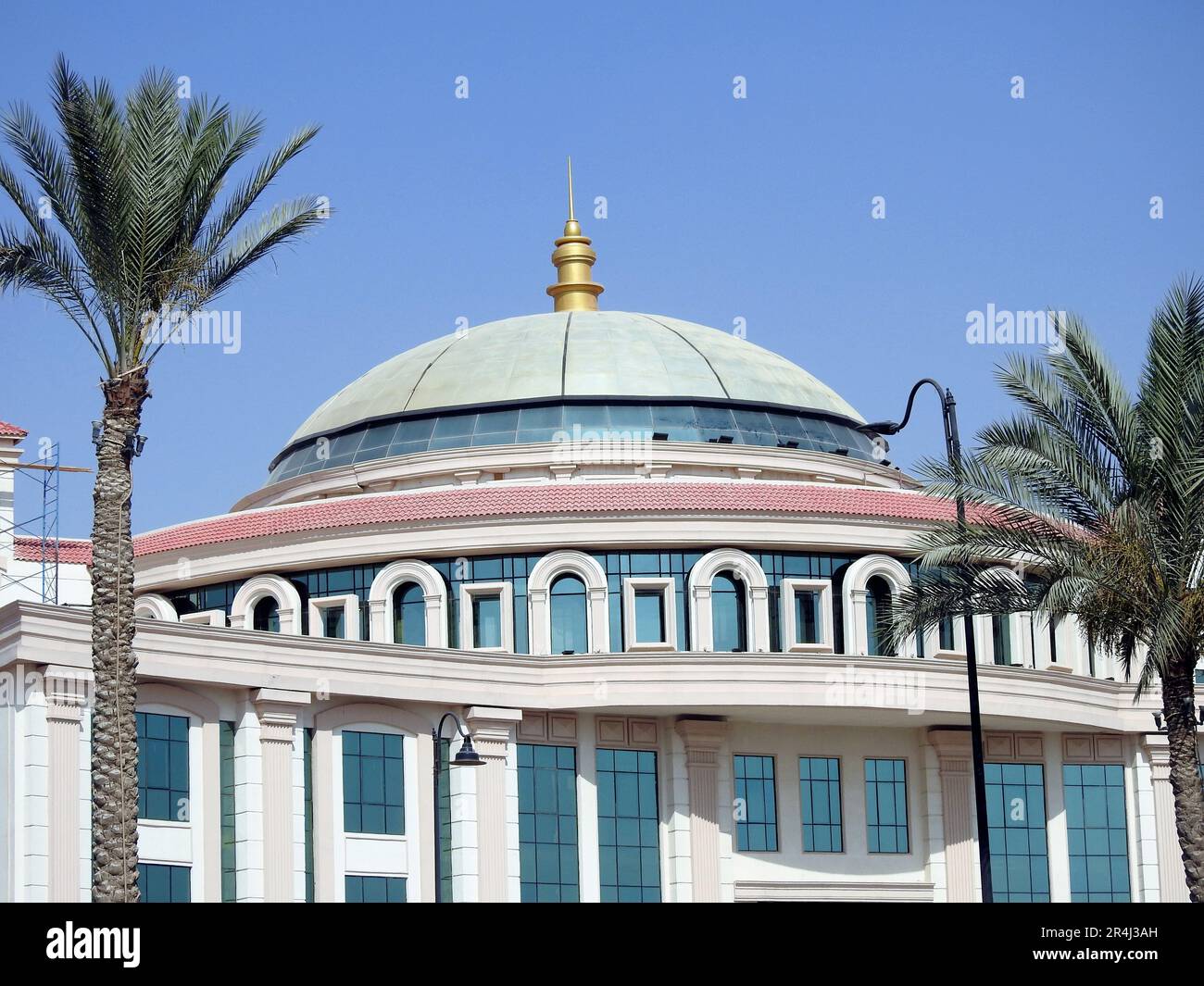 Un bellissimo edificio panoramico nella città del Cairo in Egitto, con una grande cupola nel mezzo dell'edificio e circondato da palme, fuoco selettivo di b Foto Stock