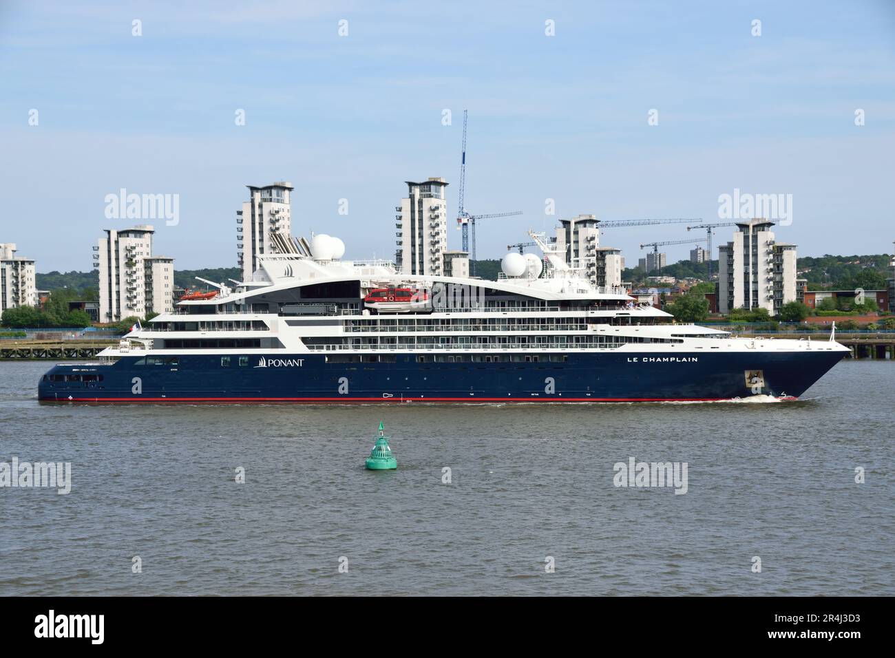 Ponant Cruises nave le Champlain in direzione del Tamigi in una visita a Londra Foto Stock