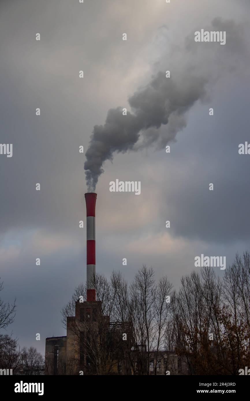 L'inquinamento urbano mescolato con la nebbia mattutina, il paesaggio urbano di Belgrado, salvare l'ambiente e le emissioni di impronta di carbonio Foto Stock