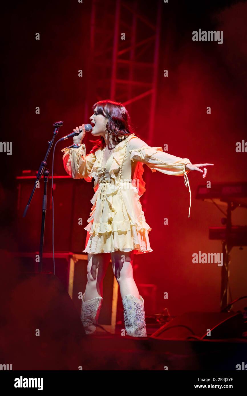 Warrington, Cheshire, Regno Unito. 27th maggio, 2023. UK - il Neighbourhood Weekend Music Festival si è svolto sabato e domenica all'interno di Victoria Park. La cantante-cantautrice di Glasgow Rianne Downey si è unita a Paul Heaton sul palco principale il sabato sera. Credit: John Hopkins/Alamy Live News Foto Stock