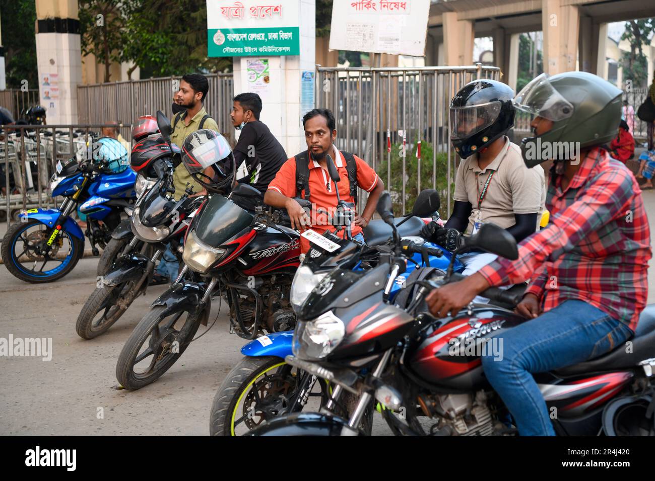 I motociclisti in rimessa aspettano i passeggeri a Dhaka. In Bangladesh la disoccupazione cresce giorno per giorno. Il numero di disoccupati nel paese è aumentato di 2,7 lakh nel primo trimestre dell'anno in corso. Il numero complessivo di disoccupati è stato di 25,9 lakh nel periodo gennaio-marzo, secondo i primi dati trimestrali pubblicati dal Bangladesh Bureau of Statistics nella capitale. Il numero di disoccupati è stato di 23,20 lakh fino a dicembre 2022, secondo i risultati chiave del BBS forza lavoro sondaggio 2022 rilasciato nel mese di aprile. Foto Stock