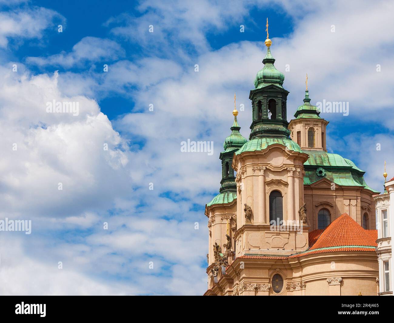 Arte e architettura barocca a Praga. Chiesa di San Nicola bella cupola e campanili gemelli eretto nel 18th centesimo a stare Mesto (Città Vecchia) Foto Stock