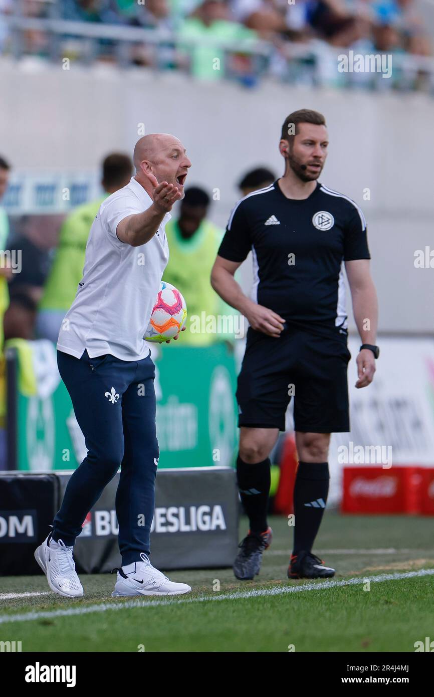 28 maggio 2023, Baviera, Fürth: Calcio: 2. Bundesliga, SpVgg Greuther Fürth - Darmstadt 98, giorno 34, Sportpark Ronhof Thomas Sommer. L'allenatore di Darmstadt Torsten Lieberknecht urla in direzione dell'arbitro. Foto: Daniel Löb/dpa - NOTA IMPORTANTE: Conformemente ai requisiti della DFL Deutsche Fußball Liga e della DFB Deutscher Fußball-Bund, è vietato utilizzare o utilizzare fotografie scattate nello stadio e/o della partita sotto forma di sequenze di immagini e/o serie di foto simili a un video. Foto Stock