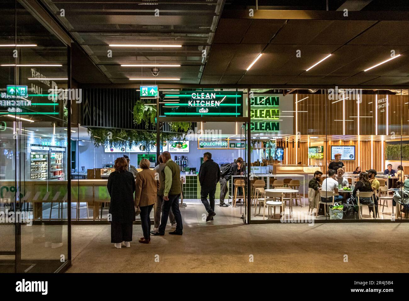 Persone che mangiano al Clean Kitchen Club, un ristorante vegano all'interno della turbina Hall B presso la centrale elettrica di Battersea, Londra, SW11 Foto Stock