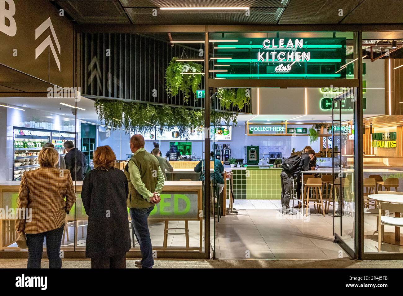 Persone che mangiano al Clean Kitchen Club, un ristorante vegano all'interno della turbina Hall B presso la centrale elettrica di Battersea, Londra, SW11 Foto Stock