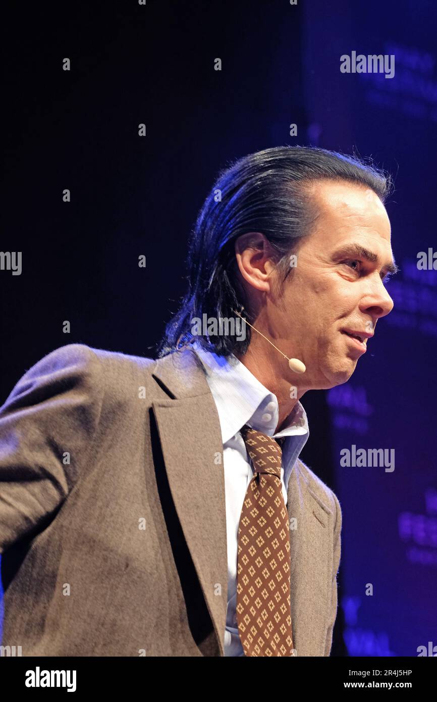 Hay Festival, Hay on Wye, Wales, UK – Domenica 28th Maggio 2023 – Nick Cave musicista e scrittore sul palco a Hay per parlare del suo libro Faith, Hope and Carnage - Photo Steven May / Alamy Live News Foto Stock