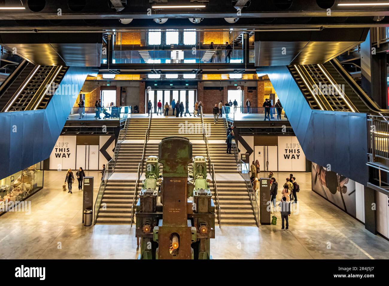Le scale e l'ingresso al South Atrium all'interno della centrale elettrica di Battersea, oggi una delle principali destinazioni per lo shopping e il tempo libero, London SW11 Foto Stock Le scale e l'ingresso al South Atrium all'interno della centrale elettrica di Battersea, oggi una delle principali destinazioni per lo shopping e il tempo libero, London SW11 Foto Stock