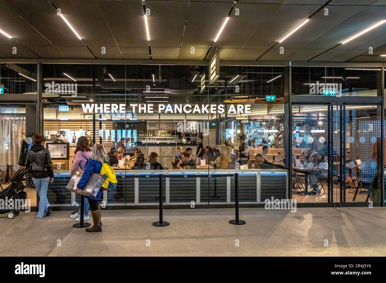 Persone che mangiano al Where the Pancakes, un ristorante di pancake situato a Boiler House North presso la Battersea Power Station, Londra, SW11 Foto Stock