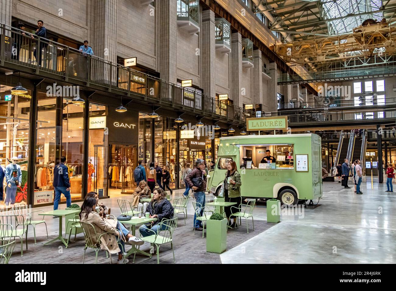 Persone che bevono caffè in un furgone di catering a marchio Maison Ladurée al piano terra della turbina Hall A alla Battersea Power Station, Londra, SW11 Foto Stock