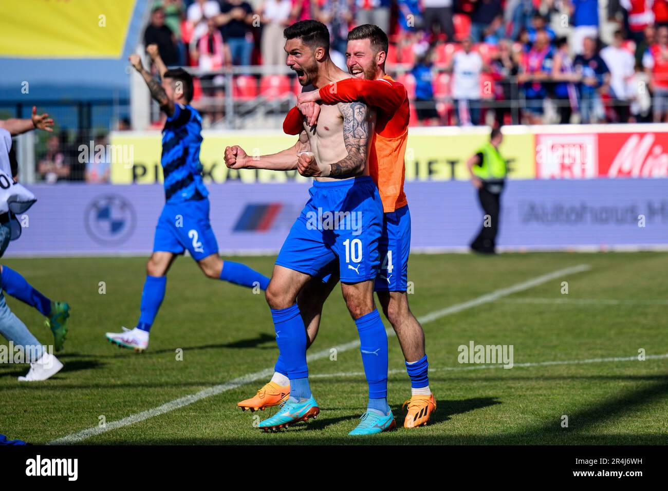 28 maggio 2023, Baviera, Regensburg: Calcio: 2nd Bundesliga, Jahn Regensburg - 1. FC Heidenheim, giorno 34, Jahnstadion Regensburg. Marnon Busch di Heidenheim (l-r), Tim Kleindienst di Heidenheim e Tim Siersleben di Heidenheim si rallegrano dopo la partita sulla promozione e il campionato nella Bundesliga 2nd. Foto: Tom Weller/dpa - NOTA IMPORTANTE: In conformità ai requisiti della DFL Deutsche Fußball Liga e della DFB Deutscher Fußball-Bund, è vietato utilizzare o utilizzare fotografie scattate nello stadio e/o della partita sotto forma di immagini in sequenza e/o di pho di tipo video Foto Stock