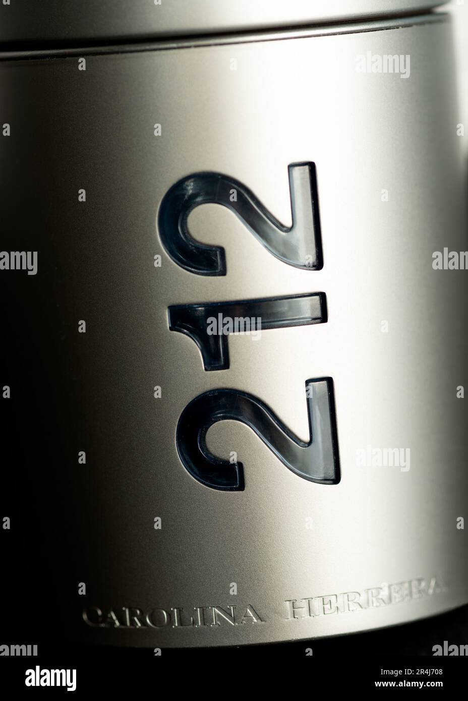 Eau de toilette uomo 212 di Carolina Herrera contenitore argento fragranza e logo dettaglio ravvicinato Foto Stock