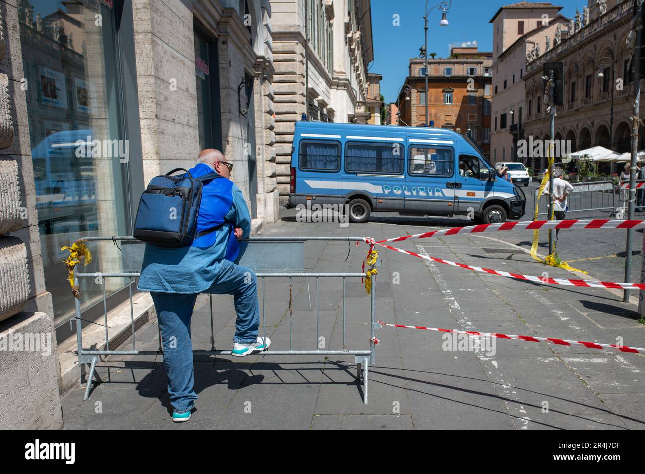 Uno dei manifestanti in abiti blu ascolta i discorsi durante la manifestazione. Manifestazione in Piazza Santi Apostoli organizzata dall’Associazione pensionati polizia di Stato 94° corso Antiochia (Associazione statale pensionati 94th° corso Antiochia) per chiedere la normalizzazione dei coefficienti di trasformazione previsti dalla legge di bilancio 2021, applicata alle pensioni dall’INPS (istituzione nazionale di sicurezza sociale) E renderli uguali a quelli applicati ai membri dell'arma dei Carabinieri o della Brigata dei Vigili del fuoco. Foto Stock