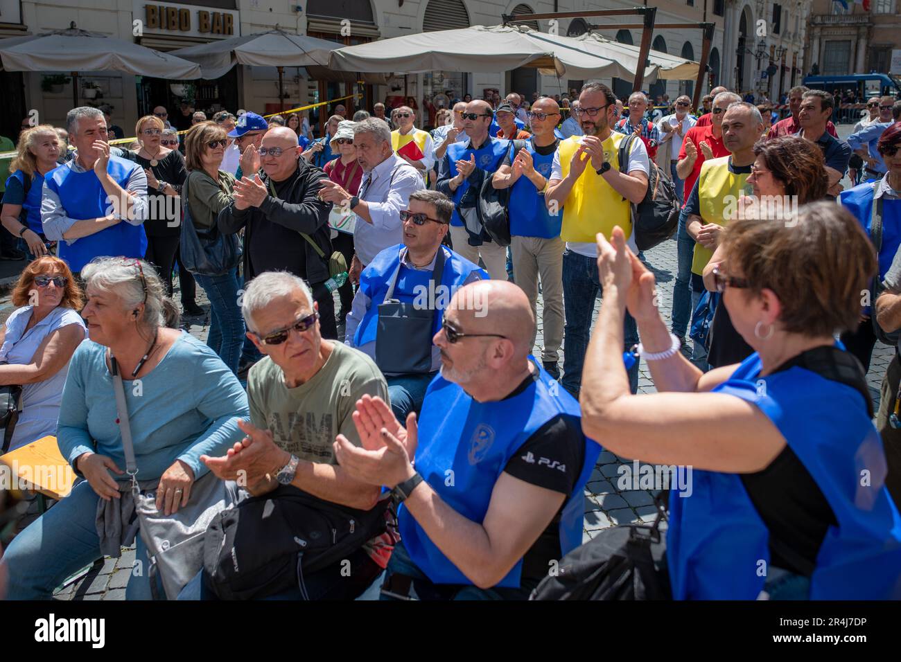 I manifestanti applaudono il poliziotto Nicola Barbato, ferito fatalmente a Napoli nel 2015 durante un'operazione al coperto contro la Camorra durante la manifestazione. Manifestazione in Piazza Santi Apostoli organizzata dall’Associazione pensionati polizia di Stato 94° corso Antiochia (Associazione statale pensionati 94th° corso Antiochia) per chiedere la normalizzazione dei coefficienti di trasformazione previsti dalla legge di bilancio 2021, applicata alle pensioni dall’INPS (istituzione nazionale di sicurezza sociale) E renderli uguali a quelli applicati ai membri dell'arma dei Carabinieri o del BRI del fuoco Foto Stock