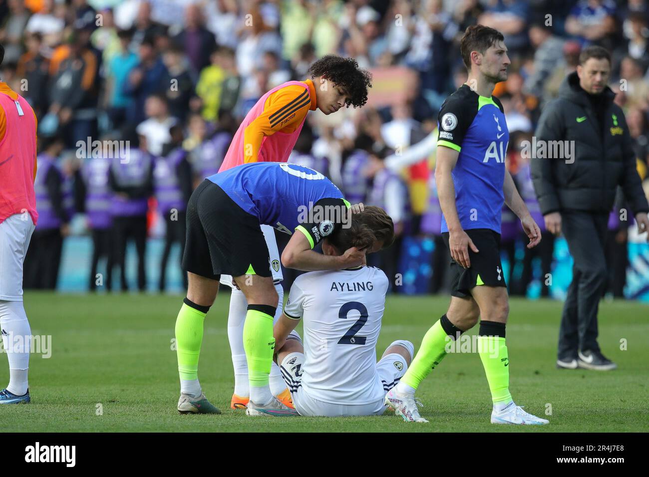 Harry Kane #10 di Tottenham Hotspur comforta uno sconsolato Luke Ayling #2 di Leeds United a tempo pieno dopo la partita della Premier League Leeds United vs Tottenham Hotspur a Elland Road, Leeds, Regno Unito, 28th maggio 2023 (Foto di James Heaton/News Images) Foto Stock