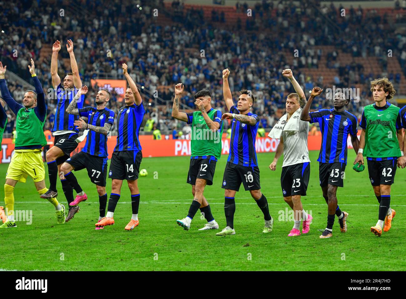 Milano, Italia. 27th maggio, 2023. I giocatori dell'Inter festeggiano la vittoria dopo la Serie A match tra Inter e Atalanta a Giuseppe Meazza a Milano. (Photo Credit: Gonzales Photo/Alamy Live News Foto Stock