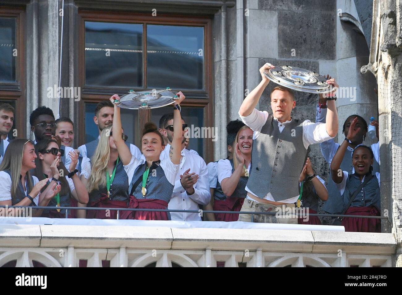 v.re:Manuel NEUER (goalwart FC Bayern Monaco) e Lina MAGULL (FCB) con coppa, coppa di campionato, calcio Bundesliga stagione femminile e maschile 2022/2023, doppia celebrazione FC Bayern Monaco, celebrazione del campionato sul balcone del municipio su Marienplatz a Monaco il 05/28/2023. ? Foto Stock