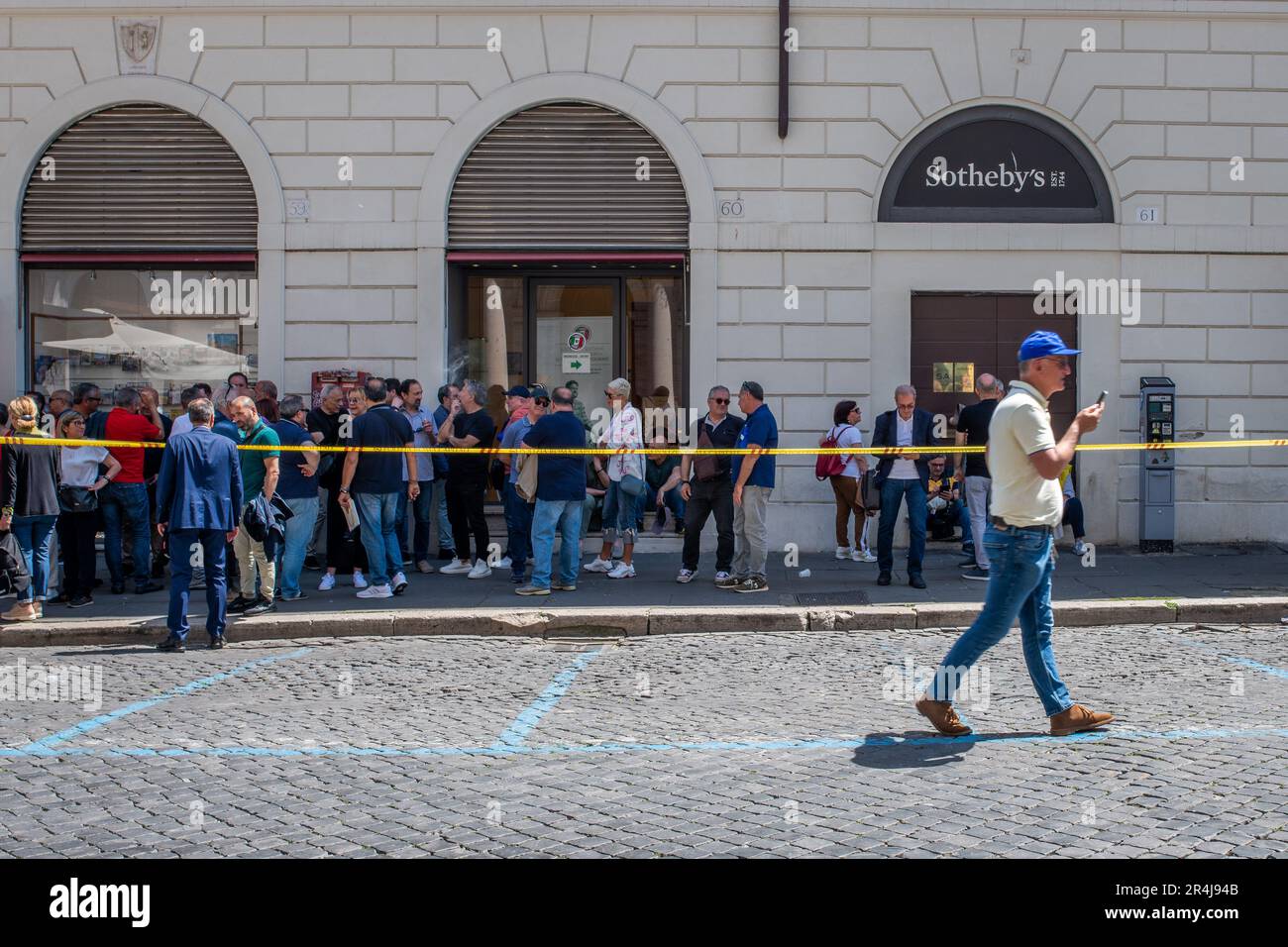 27 maggio 2023, Roma, Italia: I manifestanti ascoltano i discorsi durante la manifestazione. Manifestazione in Piazza Santi Apostoli organizzata dalla ''˜Associazione pensionati polizia di Stato 94Â corso Antiochia' (Associazione Nazionale pensionati polizia 94th corso Antiochia) per chiedere la normalizzazione dei coefficienti di trasformazione previsti dalla legge di bilancio 2021, applicata alle pensioni dall'INPS (l'ente nazionale di previdenza sociale) E renderli uguali a quelli applicati ai membri dell'arma dei Carabinieri o della Brigata dei Vigili del fuoco. (Credit Image: © Marcello Valeri/SOPA Images via ZUMA Press Wire) Foto Stock