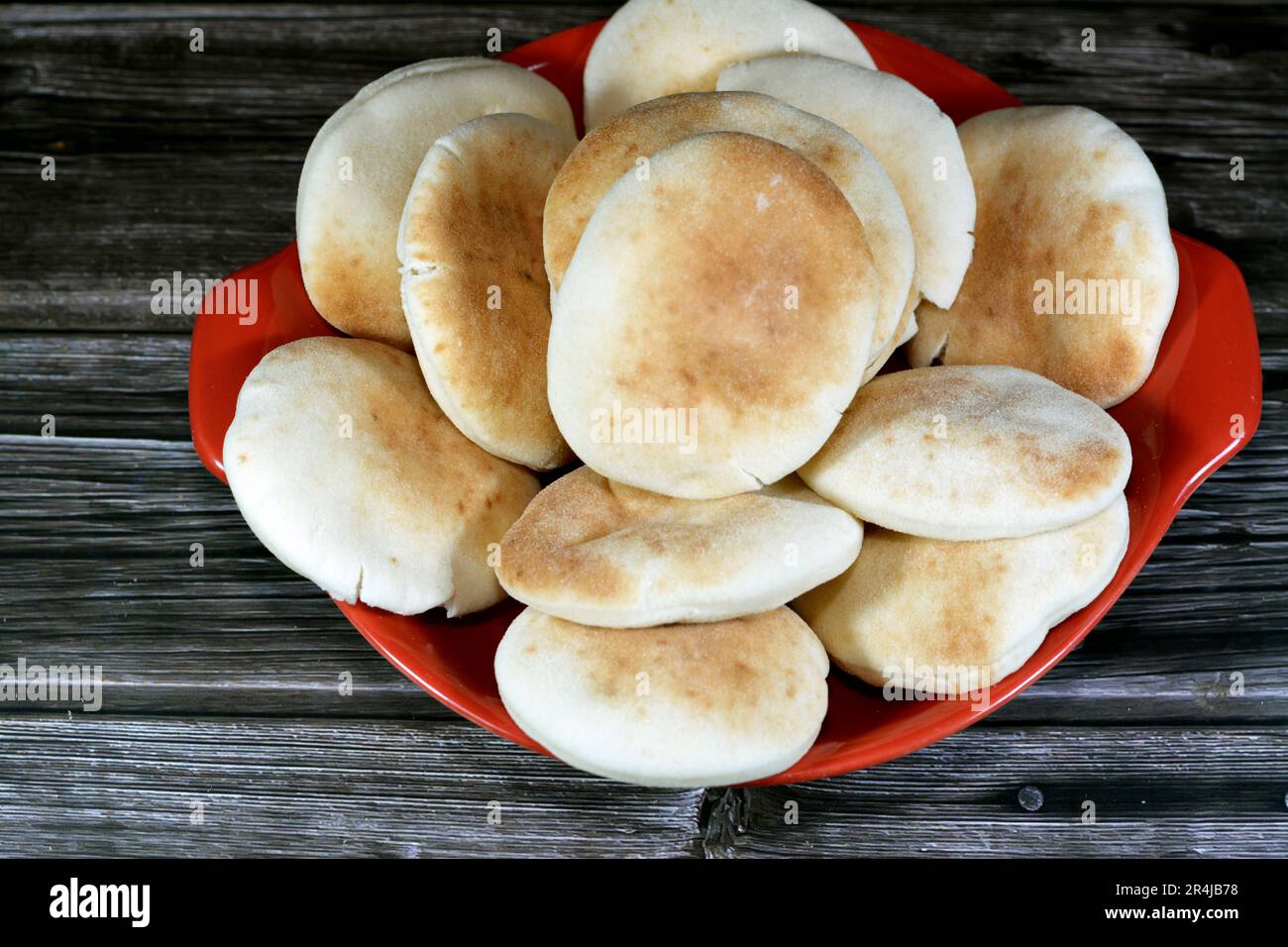 Mini tradizionale Shami pane piatto con grano e farina, piccolo Aish Shamy o piccolo pita pane cotto in forni estremamente caldi, è il risultato di un mixtu Foto Stock