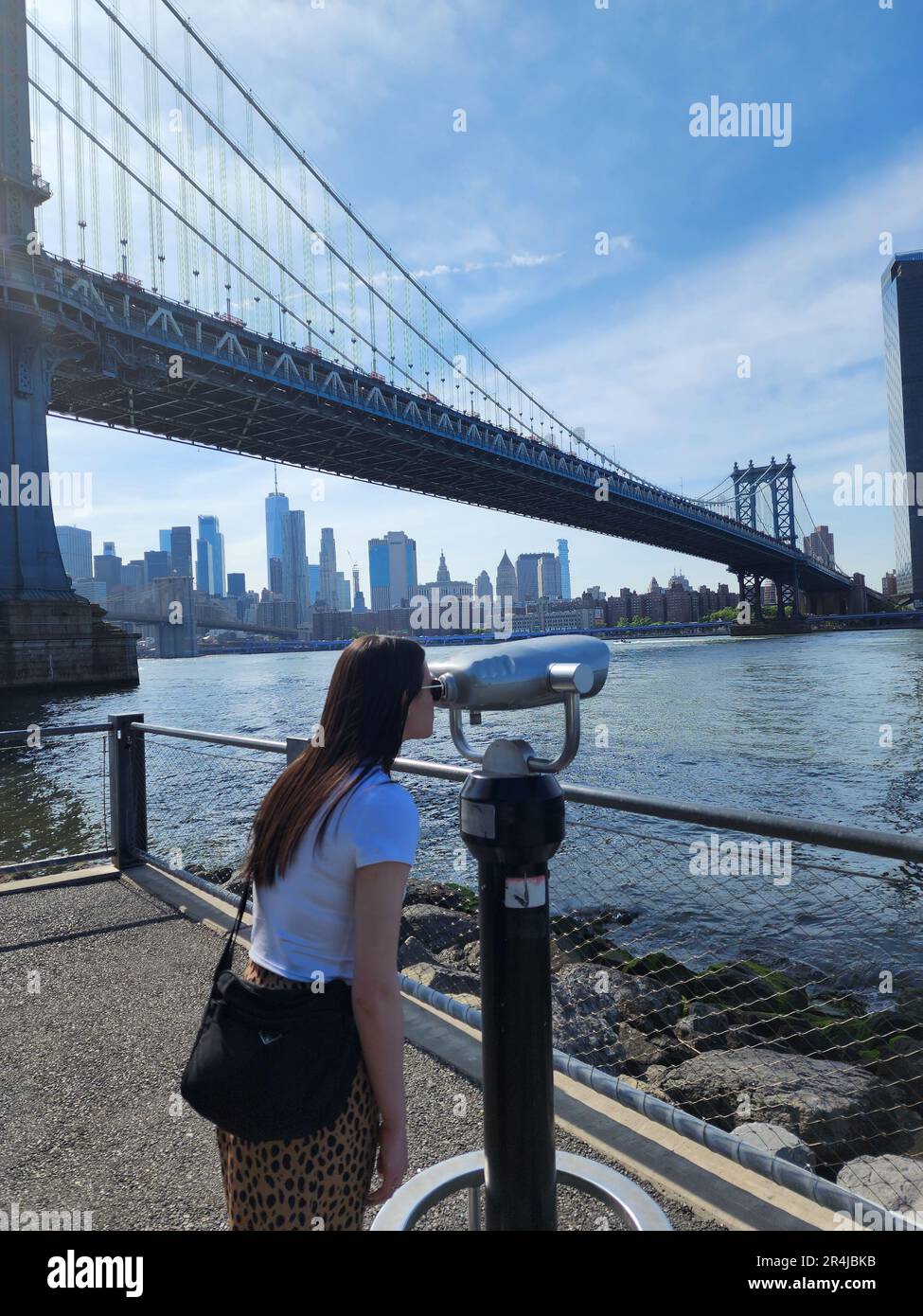 I turisti che ammirano lo skyline di Manhattan da John Street Park, New York City Brooklyn DUMBO Manhattan Bridge John e Jay Streets Foto Stock