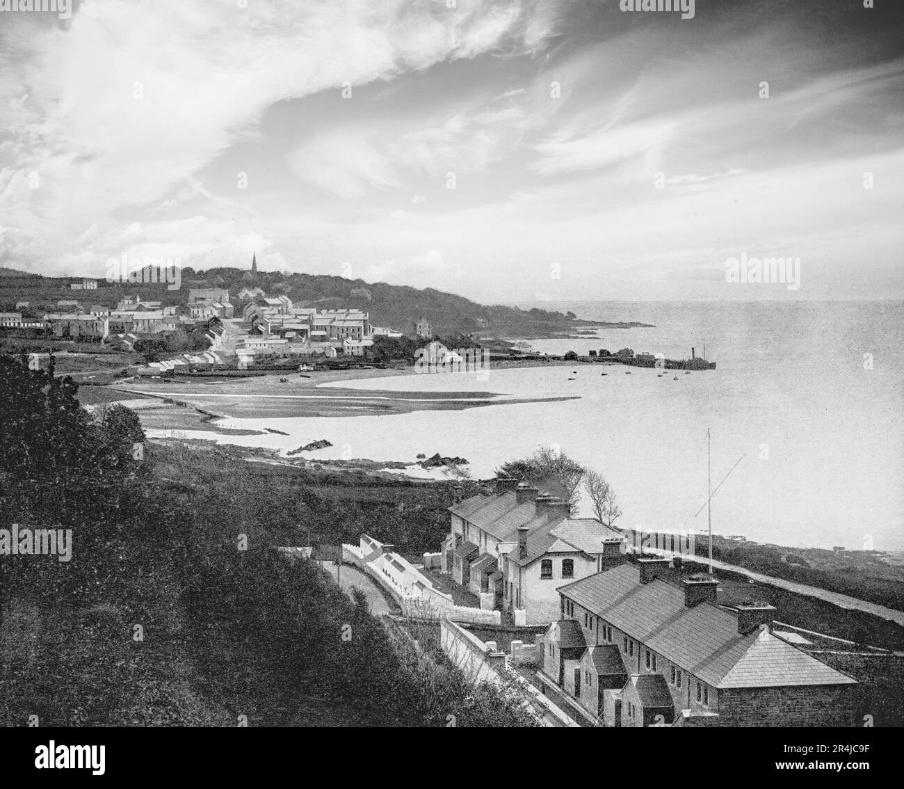 Una vista del tardo 19th ° secolo di Moville, una città costiera situata sulla penisola di Inishowen della Contea di Donegal, Irlanda. Nella seconda metà del 19th ° secolo, è stato un punto di imbarco per i viaggiatori, soprattutto emigranti, in Canada e negli Stati Uniti d'America. Alla fine del 19th ° secolo, navi a vapore della Anchor Line Glasgow-based e Allan Line reso porto a Moville, mentre in rotta per e da New York, Più tardi, la Canadian Pacific Line stabilì anche un terminal presso il porto come parte del loro servizio che collegava Liverpool e Montreal per gli immigrati irlandesi diretti in Canada. Foto Stock