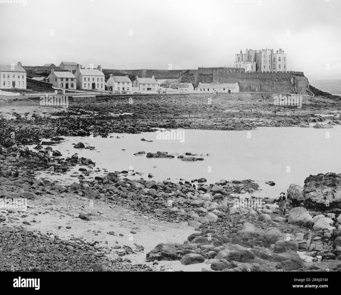 Una vista del tardo 19th ° secolo di Portstewart, una piccola località balneare con vicino Portrush, nella contea di Derry, Irlanda del Nord. La città fu fondata nel 1792 da John Cromie, che la chiamò dopo i suoi antenati materni, gli Stewarts di Ballylesse. Portstewart si sviluppò fino ad una stazione balneare di dimensioni modeste nella metà del 19th ° secolo sotto l'influenza di un locatore locale, John Cromie. 'O'Haraa's Castle' fu costruito nel 1834 e acquistato dall'Ordine Domenicano nel 1917 come centro di istruzione nel nord-ovest dell'Irlanda. Foto Stock