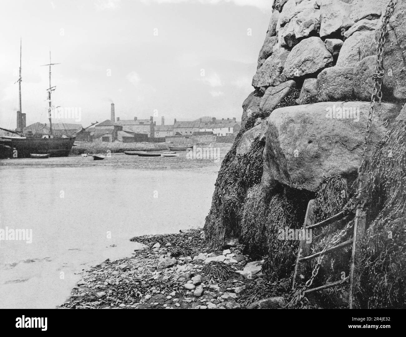 Una vista di fine 19th ° secolo del luogo di sbarco di King Williams nel porto di Carrickfergus, seduto sulla riva nord di Belfast Lough, nella contea di Antrim, Irlanda del Nord. Guglielmo III, detto anche Guglielmo d'Orange, Re Billy, sbarcò a Carrickfergus il 14 giugno 1690. Foto Stock