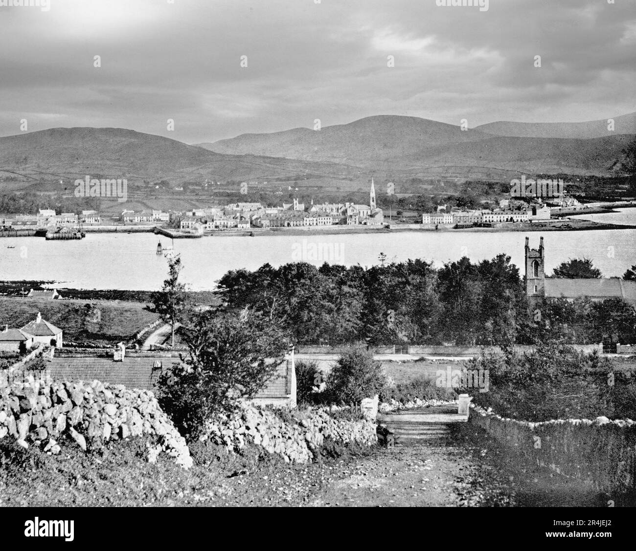 Una vista di fine 19th ° secolo di Warrenpoint, da Omeath sulla penisola di Cooley. Una piccola città portuale di County Down, Irlanda del Nord, situata a capo di Carlingford Lough, serve il servizio di traghetto passeggeri tra Warrenpoint e Omeath ed è seconda in termini di tonnellaggio gestito dai porti dell'Irlanda del Nord. Foto Stock