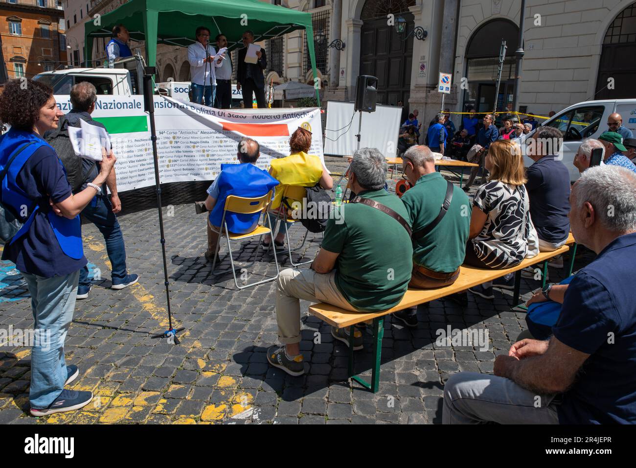 27 maggio 2023, Roma, Italia: I manifestanti seduti sotto il sole ascoltano i discorsi durante la manifestazione. Manifestazione in Piazza Santi Apostoli organizzata dalla ''˜Associazione pensionati polizia di Stato 94Â corso Antiochia' (Associazione Nazionale pensionati polizia 94th corso Antiochia) per chiedere la normalizzazione dei coefficienti di trasformazione previsti dalla legge di bilancio 2021, applicata alle pensioni dall'INPS (l'ente nazionale di previdenza sociale) E renderli uguali a quelli applicati ai membri dell'arma dei Carabinieri o della Brigata dei Vigili del fuoco. (Credit Image: © Marcello Valeri/SOPA Image Foto Stock