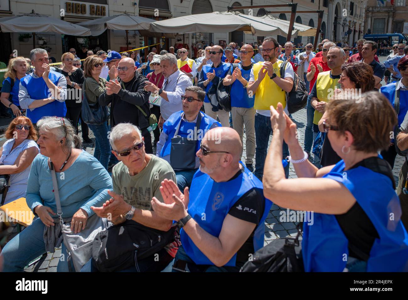 27 maggio 2023, Roma, Italia: I manifestanti applaudono il poliziotto Nicola Barbato, ferito fatalmente a Napoli nel 2015 durante un'operazione al coperto contro la Camorra durante la manifestazione. Manifestazione in Piazza Santi Apostoli organizzata dalla ''˜Associazione pensionati polizia di Stato 94Â corso Antiochia' (Associazione Nazionale pensionati polizia 94th corso Antiochia) per chiedere la normalizzazione dei coefficienti di trasformazione previsti dalla legge di bilancio 2021, applicata alle pensioni dall'INPS (l'ente nazionale di previdenza sociale) E renderli uguali a quelli applicati ai membri dell'arma Foto Stock