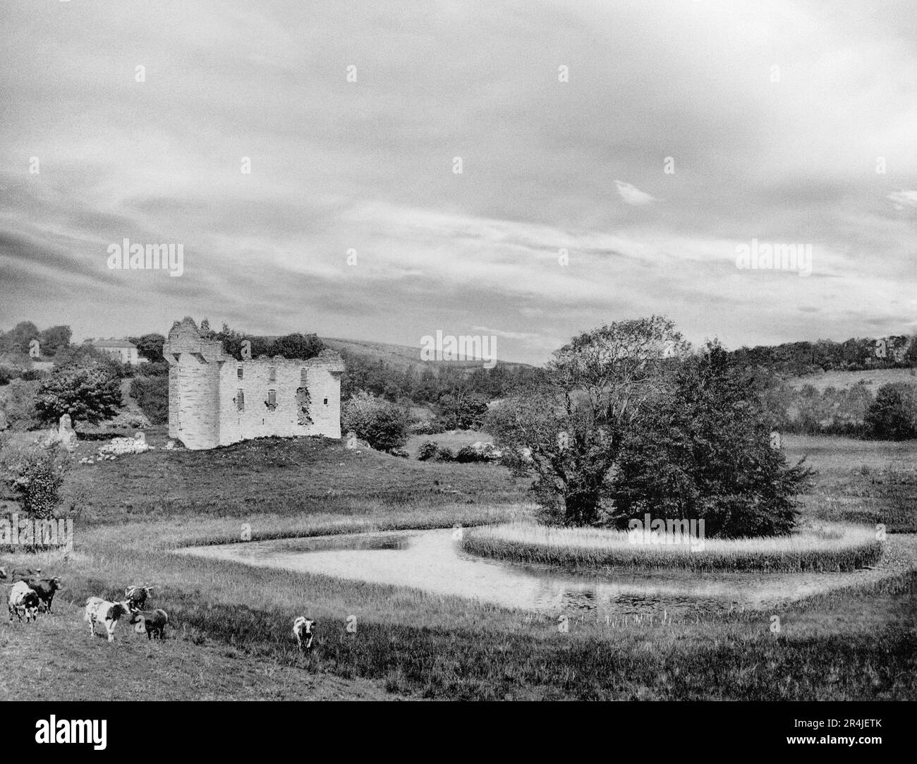 Una vista del tardo 19th ° secolo del Castello di Monea nella Contea di Fermanagh, Irlanda del Nord. Il castello è situato dove un castello di Maguire sarebbe stato basato prima della piantagione e un crannog è ancora visibile. La costruzione iniziò nel 1616. Fu attaccata da Rory Maguire durante la ribellione irlandese del 1641, quando il castello ospitava coloni protestanti. Foto Stock