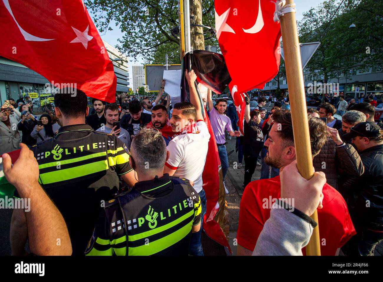 AMSTERDAM - il presidente turco Erdogan ha proclamato la vittoria alle elezioni presidenziali turche. Ciò nonostante non tutti i voti siano stati ancora contati. Ad Amsterdam, quindi, il partito è scoppiato in diversi luoghi della comunità turca. Molte persone si sono riunite su Plein '40-'45, tra le altre, per celebrare la vittoria di Erdogan. Le automobili guidano intorno honking e le bandiere sono sventolate. ANP / HollandseHoogte / NieuwsFoto.nl / Nickelas Kok olanda fuori - belgio fuori Foto Stock