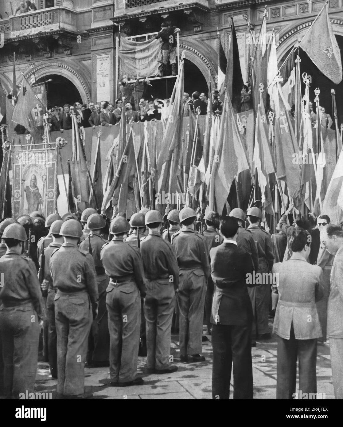 1946, il popolo italiano celebra l'avvento della Repubblica a Milano dopo il referendum che ha dovuto decidere la Monarchia o la Repubblica. Foto Stock