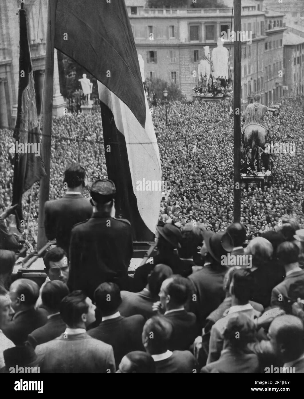 1946, il popolo italiano celebra l'avvento della Repubblica a Roma dopo il referendum che ha dovuto decidere la Monarchia o la Repubblica. Foto Stock