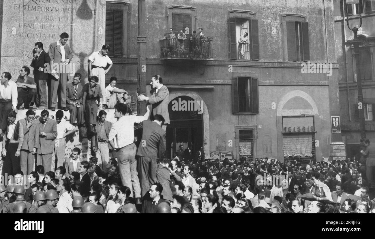 1946, il popolo italiano a Roma, davanti al parlamento, in attesa del risultato del referendum sulla Repubblica Monarchica Foto Stock
