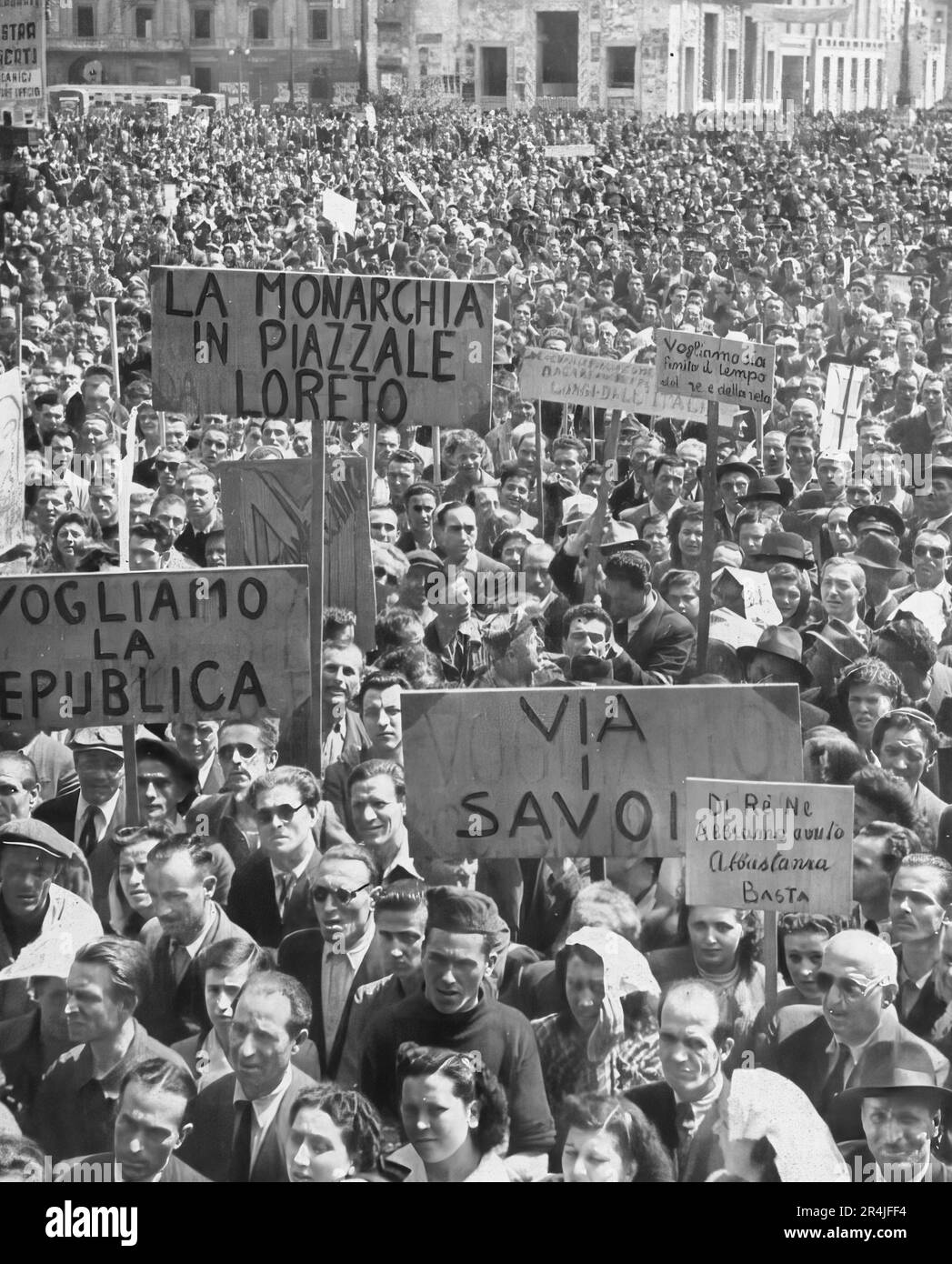 1946, il popolo italiano nella piazza con cartelloni antimonarchici, durante il referendum per la scelta della Monarchia o della Repubblica. Foto Stock
