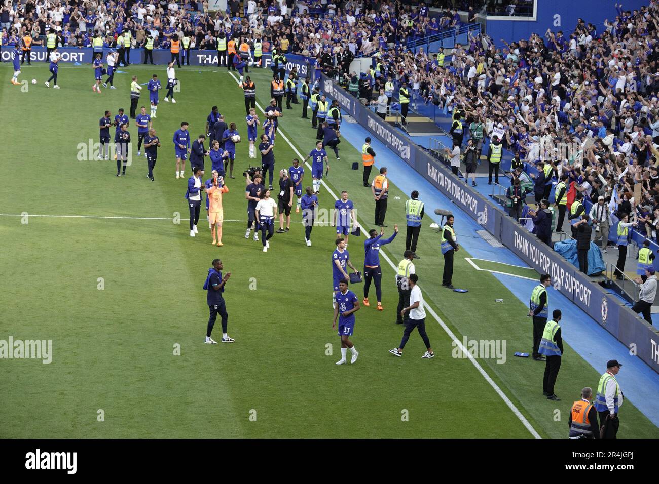 Chelsea, Londra, Regno Unito. 28th maggio, 2023. Il Chelsea Football Club gioca al Newcastle United Football Club nell'ultima partita della stagione della Premier League 2022/23. Qui: I giocatori di Chelsea surround manager bFrank Lampard come commiserate con i loro fan e l'altro dopo aver finito nel loro posto più basso nella Premier League per decenni Credit: Motofoto/Alamy Live News Foto Stock