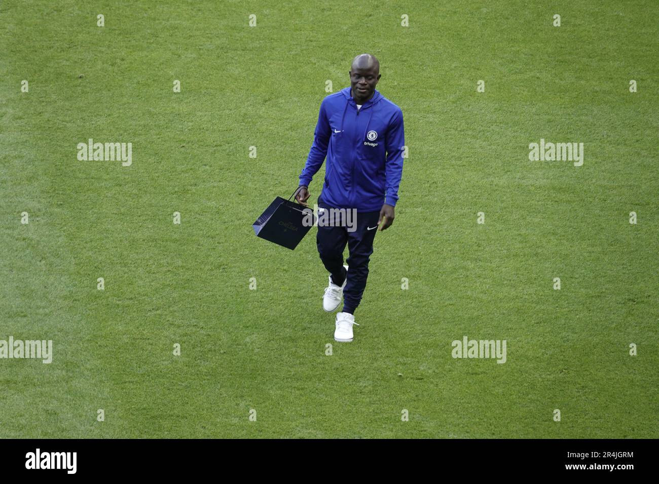 Chelsea, Londra, Regno Unito. 28th maggio, 2023. Il Chelsea Football Club gioca al Newcastle United Football Club nell'ultima partita della stagione della Premier League 2022/23. Qui: NÕGolo Kante con la sua fine della stagione 'goody bag' credito: Motofoto/Alamy Live News Foto Stock