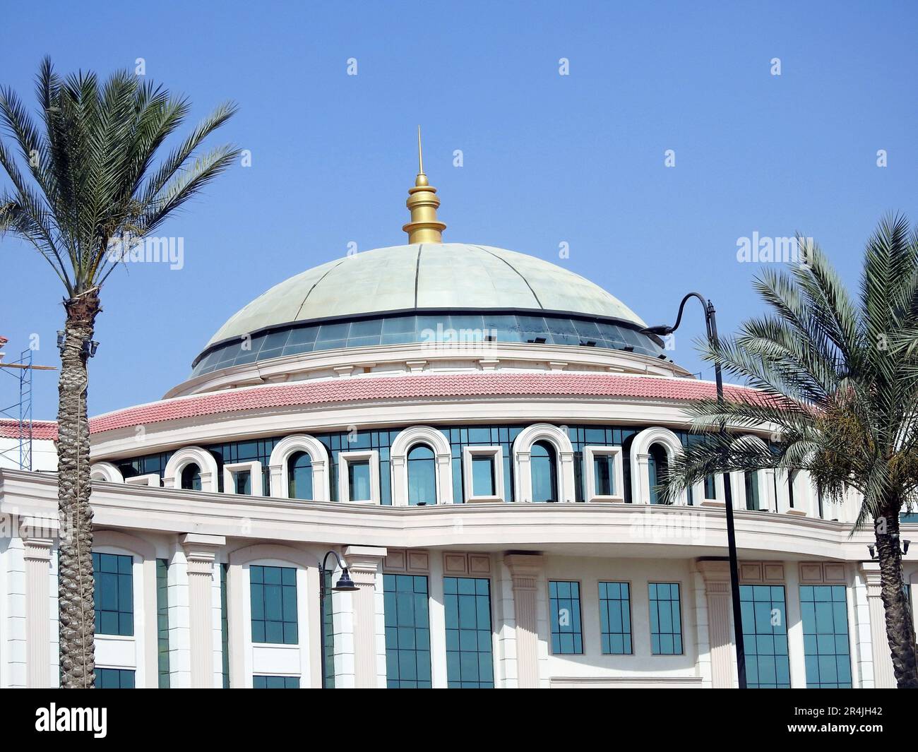 Un bellissimo edificio panoramico nella città del Cairo in Egitto, con una grande cupola nel mezzo dell'edificio e circondato da palme, fuoco selettivo di b Foto Stock