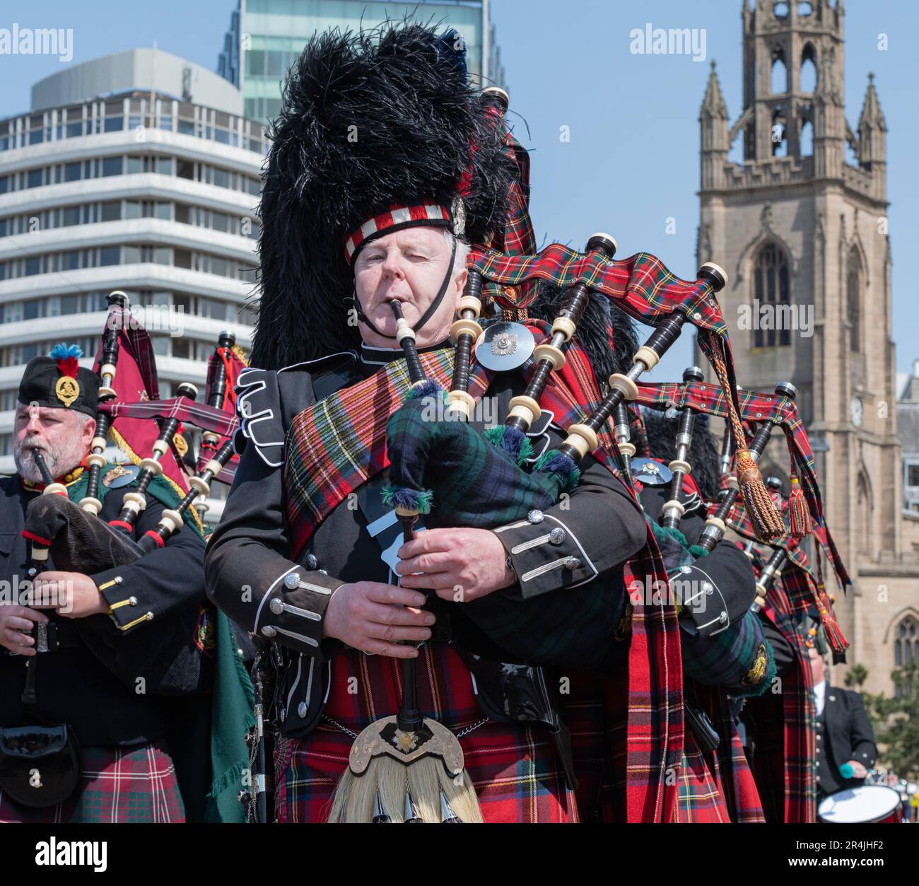 Liverpool Pier Head, Liverpool, Merseyside, Inghilterra. 28th maggio 2023. I Pipers giocano mentre la parata passa, durante il 80th° anniversario della Battaglia dell'Atlantico a Pier Head. (Credit Image: ©Cody Froggatt/Alamy Live News) Foto Stock