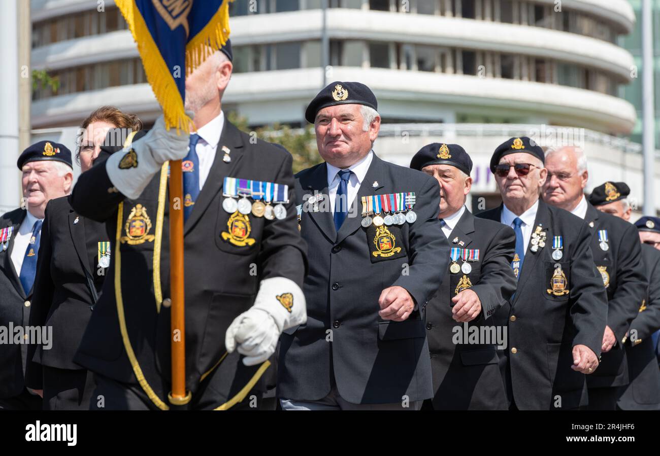 Liverpool Pier Head, Liverpool, Merseyside, Inghilterra. 28th maggio 2023. I veterani prendono l'applauso mentre la parata si porta avanti, durante il 80th° anniversario della Battaglia dell'Atlantico a Pier Head. (Credit Image: ©Cody Froggatt/Alamy Live News) Foto Stock