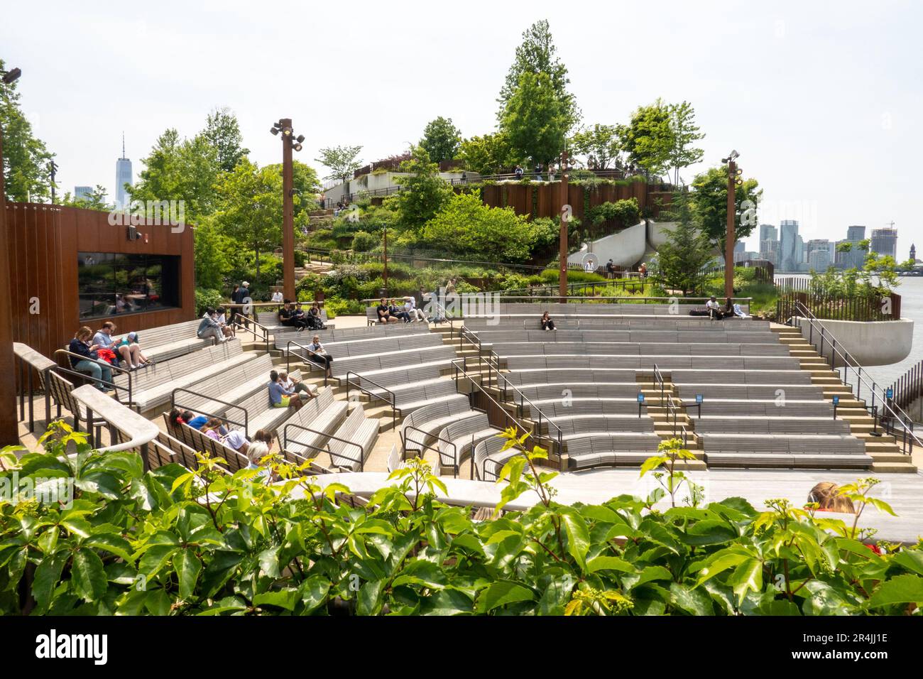 Little Island è un'oasi urbana unica situata nell'area di Hudson River Park, 2023, New York City, USA Foto Stock