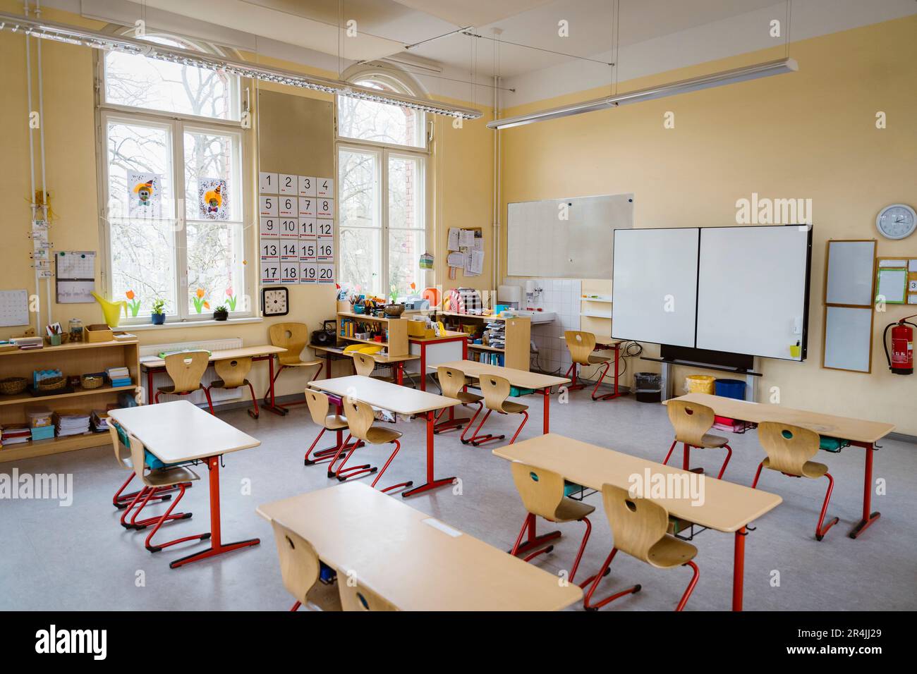 Interno di classe ordinata con scaffali e mobili a scuola Foto Stock