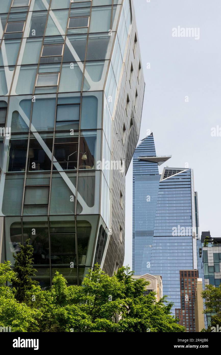 Edifici moderni adiacenti alla High Line nel quartiere di Chelsea, 2023, New York City, USA Foto Stock