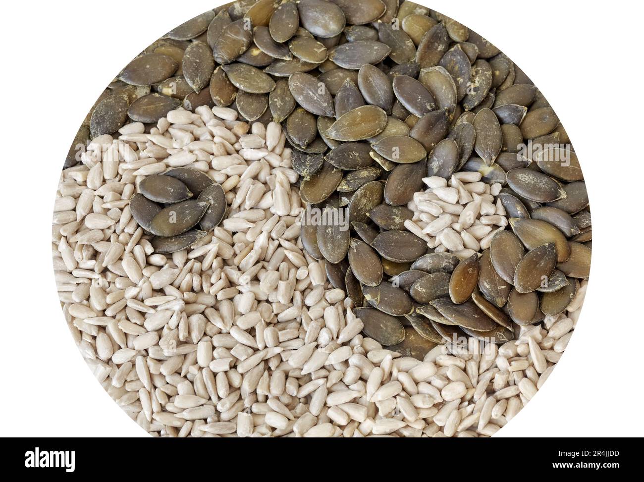 Simbolo di Yin e yang fatto di girasole sbucciato e semi di zucca isolati su sfondo bianco, fuoco selettivo. Foto Stock